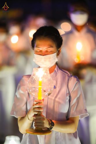 ภาพ No.81855:พิธีจุดวิสาขประทีปและเวียนประทักษิณ เนื่องในวันวิสาขบูชา วันเสาร์ที่ 3 มิถุนายน 2566 ณ ลานธรรมพระมหาธรรมกายเจดีย์ วัดพระธรรมกาย จ.ปทุมธานี