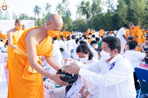 ภาพ No.70607:พิธีตักบาตรพระธรรมยาตราฯ ในโครงการธรรมยาตรากตัญญูบูชา มหาปูชนียาจารย์ พระมงคลเทพมุนี(สด จนฺทสโร) พระผู้ปราบมาร ปีที่ 11 ณ อนุสรณ์สถานลำดับที่ 2 สถานที่ตั้งมโนปณิธานบวชตลอดชีวิต อนุสรณ์สถานคลองบางนางแท่น อ.สามพราน จ.นครปฐม วันที่ 14 มกราคม พ.ศ. 2566