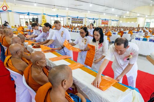 ภาพ No.137726:พิธีตักบาตร พิธีถวายสังฆทานแด่คณะสงฆ์ 323 วัด พิธีทำบุญอุทิศส่วนกุศลแด่ผู้วายชนม์ ในเหตุการณ์ความไม่สงบ 4 จังหวัดชายแดนภาคใต้ ปีที่ 20 ครั้งที่ 169 และพิธีมอบกองทุนหนุนแรงใจช่วยครูใต้ ปีที่ 17 ครั้งที่ 134 วันที่ 25 พฤษภาคม พ.ศ.2567 อ.ตากใบ จ.นราธิวาส