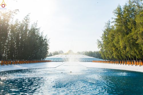 ภาพ No.281569:วันที่ 24 ธันวาคม พ.ศ.2568 พระธรรมยาตรา ปฏิบัติธรรม และถ่ายภาพหมู่ประวัติศาสตร์ ณ ลานหน้ามหาวิหารพระมงคลเทพมุนีฯ วัดพระธรรมกาย