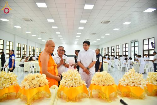 ภาพ No.327532:วันศุกร์ที่ 1 พฤษภาคม พ.ศ. 2569 รวมใจพสกนิกรชาวอำเภอคลองหลวง ประดิษฐ์ดอกไม้จันทน์ เพื่อใช้ในพิธีถวายดอกไม้จันทน์ในงานพระราชพิธีถวายพระเพลิงพระบรมศพ สมเด็จพระนางเจ้าสิริกิติ์ พระบรมราชินีนาถ พระบรมราชชนนีพันปีหลวง ณ วัดพระธรรมกาย