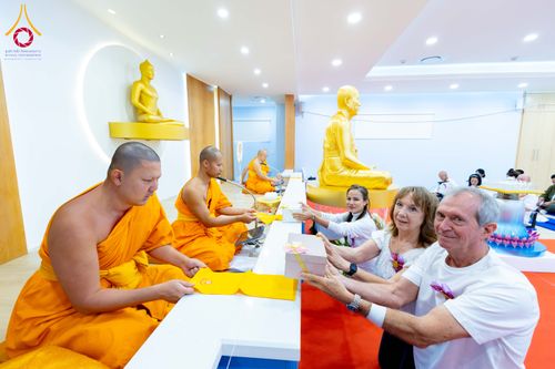 ภาพ No.313293:วันอาทิตย์ที่ 8 มีนาคม พ.ศ. 2569 พิธีสมโภชรูปเหมือนพระมงคลเทพมุนี (สด จนฺทสโร) และพิธีทอดผ้าป่าสามัคคีเพื่อสร้างวิหารพระมงคลเทพมุนี ณ วัดพุทธเคปทาวน์ ประเทศแอฟริกาใต้