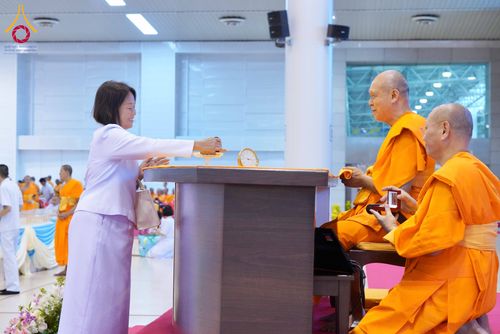 ภาพ No.338064:วันอาทิตย์ต้นเดือน 5 กรกฎาคม พ.ศ.2569 สัมมนาพิเศษ พิธีมอบพระของขวัญ ณ ห้องแก้วสารพัด1 วัดพระธรรมกาย
