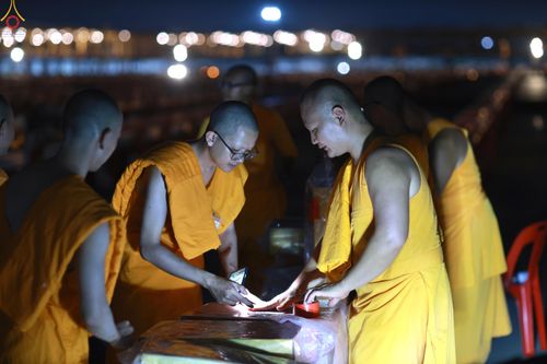 ภาพ No.323271:วันที่ 20 เมษายน พ.ศ.2569 การเตรียมงานของบุคลากรทางการแพทย์ , จุดลงทะเบียนพระสังฆาธิการ , วางกล่องไทยธรรม เพื่องานถวายมหาสังฆทาน 40,000 กว่าวัดทั่วประเทศ วันคุ้มครองโลก 22 เมษายน พ.ศ.2569 วัดพระธรรมกาย