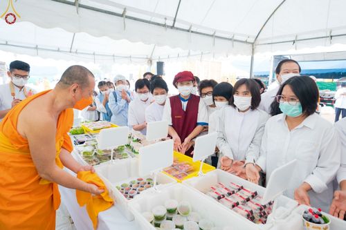 ภาพ No.71076:พิธีถวายภัตตาหารเป็นสังฆทาน แด่คณะพระธรรมยาตราฯ ในโครงการธรรมยาตราฯ ปีที่ 11 ณ อนุสรณ์สถานคลองบางนางแท่น อ.สามพราน จ.นครปฐม วันที่ 13 มกราคม พ.ศ. 2566