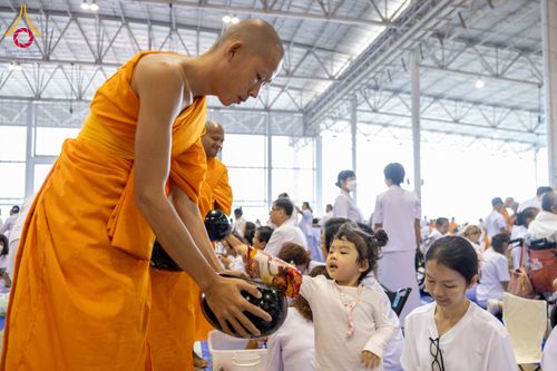 ภาพ No.308275:วันที่ 1  กุมภาพันธ์ พ.ศ. 2569 พิธีตักบาตรข้าวสารอาหารแห้ง ณ บ้านแก้วเรือนทองคุณยาย สภาธรรมกายสากล วัดพระธรรมกาย