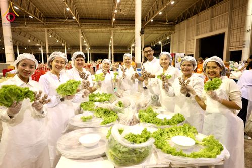 ภาพ No.287231:วันที่ 3 มกราคม พ.ศ.2569 พิธีถวายภัตตาหารเป็นสังฆทาน แด่พระธรรมยาตรา ณ วัดพระธรรมกาย  จังหวัดปทุมธานี ในโครงการธรรมยาตรา กตัญญูบูชา มหาปูชนียาจารย์ พระมงคลเทพมุนี(สด จนฺทสโร) พระผู้ปราบมาร อนุสรณ์สถาน 7 แห่ง ปีที่ 14