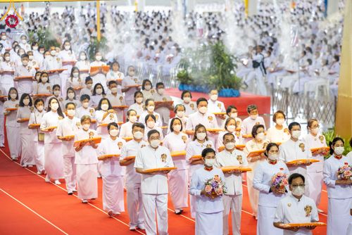 ภาพ No.86307:วันธรรมชัย ปีที่ 55 พิธีทอดผ้าป่ากฐินสมทบครั้งที่1, พิธีเจริญพุทธมนต์ ลูกนิมิตมหาสมบัติฯ พิธีจุดประทีป,พิธีฉลองชัยสวดมนต์บทธัมมจักกัปปวัตนสูตร วันอาทิตย์ที่ 27 สิงหาคม พ.ศ.2566 ณ สภาธรรมกายสากล / มหารัตนวิหารคด วัดพระธรรมกาย