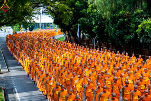 ภาพ No.89085:พิธีอัญเชิญรูปหล่อทองคำ  คุณยายอาจารย์มหารัตนอุบาสิกาจันทร์ ขนนกยูง เพื่อประดิษฐาน ณ มหาวิหารคุณยายอาจารย์ฯ เนื่องในวันครูผู้ค้นพบวิชชาธรรมกาย วันศุกร์ที่ 29 กันยายน พ.ศ. 2566