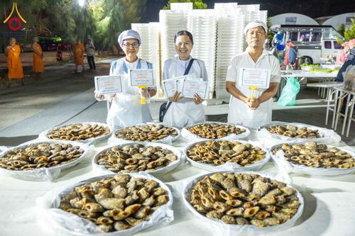 ภาพ No.288179:วันที่ 5 มกราคม พ.ศ. 2569 พิธีถวายภัตตาหารเป็นสังฆทาน แด่พระธรรมยาตรา ในโครงการธรรมยาตรา กตัญญูบูชา มหาปูชนียาจารย์ พระมงคลเทพมุนี(สด จนฺทสโร) พระผู้ปราบมาร อนุสรณ์สถาน 7 แห่ง ปีที่ 14 ณ อนุสรณ์สถานมหาวิหารพระมงคลเทพมุนี (โลตัสแลนด์) อ.สองพี่น้อง จ.สุพรร