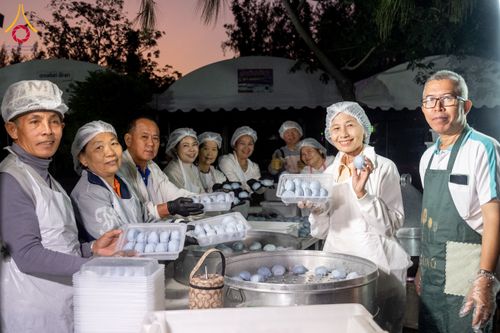 ภาพ No.292524:วันที่ 12 มกราคม พ.ศ. 2569 พิธีถวายภัตตาหารเป็นสังฆทาน แด่พระธรรมยาตรา ณ อนุสรณ์สถานมหาวิหารพระมงคลเทพมุนี (โลตัสแลนด์) อ.สองพี่น้อง จ.สุพรรณบุรี ในโครงการธรรมยาตรา กตัญญูบูชา มหาปูชนียาจารย์ พระมงคลเทพมุนี(สด จนฺทสโร) พระผู้ปราบมาร อนุสรณ์สถาน 7 แห่ง ปี