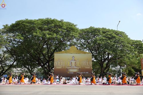 ภาพ No.304682:วันที่ 25 มกราคม พ.ศ. 2569 พิธีต้อนรับพระธรรมยาตรา (ภาพชุดที่ 2) รร.สามัคคีราษฏร์บำรุง-วัดพระธรรมกาย ในโครงการธรรมยาตรา กตัญญูบูชา มหาปูชนียาจารย์ พระมงคลเทพมุนี(สด จนฺทสโร) พระผู้ปราบมาร อนุสรณ์สถาน 7 แห่ง ปีที่ 14