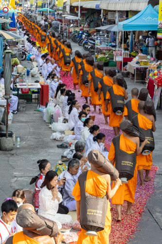 ภาพ No.287773:วันที่ 3 มกราคม พ.ศ. 2569 พิธีต้อนรับพระธรรมยาตรา ครั้งที่ 2 (ภาพชุดที่ 2) ในโครงการธรรมยาตรา กตัญญูบูชา มหาปูชนียาจารย์ พระมงคลเทพมุนี(สด จนฺทสโร) พระผู้ปราบมาร อนุสรณ์สถาน 7 แห่ง ปีที่ 14 ณ อนุสรณ์สถานมหาวิหารพระมงคลเทพมุนี (โลตัสแลนด์) อ.สองพี่น้อง จ.