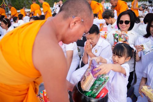 ภาพ No.302702:วันที่ 24 มกราคม พ.ศ. 2569 พิธีตักบาตรพระธรรมยาตรา(ภาพชุดที่ 2) ณ อนุสรณ์สถานลำดับที่ 5 สถานที่เผยแผ่วิชชาธรรมกายครั้งแรก อนุสรณ์สถานบางปลา วัดบางปลา อำเภอบางเลน จังหวัดนครปฐม ในโครงการธรรมยาตรา กตัญญูบูชา มหาปูชนียาจารย์ พระมงคลเทพมุนี(สด จนฺทสโร) พระผู