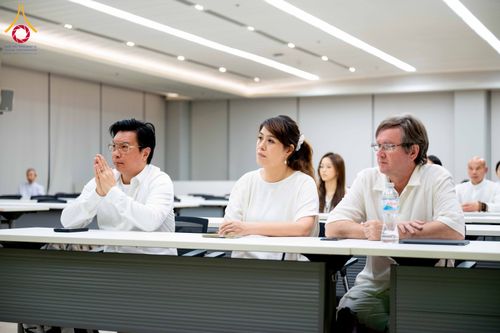 ภาพ No.313107:วันที่ 4 มีนาคม พ.ศ. 2559 หลวงพ่อทัตตชีโว รองเจ้าอาวาสวัดพระธรรมกาย ได้เมตตาถวายการต้อนรับปฏิสันถารพระอาคันตุกะจาก 19 ประเทศ ที่เดินทางมาร่วมงานวันมาฆบูชา ณ วัดพระธรรมกาย