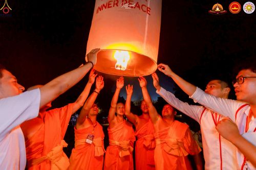 ภาพ No.224632:วันจันทร์ที่ 12 พฤษภาคม พ.ศ. 2568  ชาวพุทธในอินโดนีเซีย ร่วมฉลองวิสาขบูชาจุดประทีปกว่า 200,000 ดวง ณ พระมหาเจดีย์บรมพุทโธ  เจริญพุทธมนต์ถวาย “พระวชิรเกล้าเจ้าอยู่หัว”