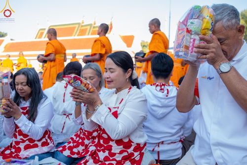 ภาพ No.197792:พิธีตักบาตรพระธรรมยาตรา ณ อนุสรณ์สถานลำดับที่ 4 สถานที่เกิดด้วยกายธรรม วัดโบสถ์(บน) ต.บางคูเวียง จ.นนทบุรี ในโครงการธรรมยาตรา กตัญญูบูชา มหาปูชนียาจารย์ พระมงคลเทพมุนี(สด จนฺทสโร) พระผู้ปราบมาร อนุสรณ์สถาน 7 แห่ง ปีที่ 13 วันที่ 19 มกราคม พ.ศ. 2568