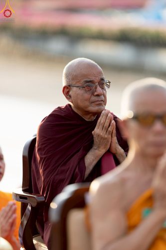 ภาพ No.221714:วันอังคารที่ 22 เมษายน พ.ศ. 2568 ภาพพิธีถวายมหาสังฆทานคณะสงฆ์ 40,000 กว่าวัดทั่วประเทศ เนื่องในวันคุ้มครองโลก ชุดที่ 2 (ปลื้มให้สมการรอคอย) ณ ลานธรรมพระมหาธรรมกายเจดีย์ วัดพระธรรมกาย