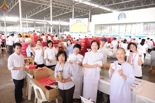 ภาพ No.212179:วันจันทร์ที่ 17 มีนาคม พ.ศ. 2568 บุญบรรจุกล่องไทยธรรม เพื่อถวายแด่พระสังฆาธิการ 40,000 กว่าวัดทั่วไทย ในวันคุ้มครองโลก 22 เมษายน พ.ศ. 2568 ณ บ้านแก้วเรือนทองคุณยายฯ วัดพระธรรมกาย