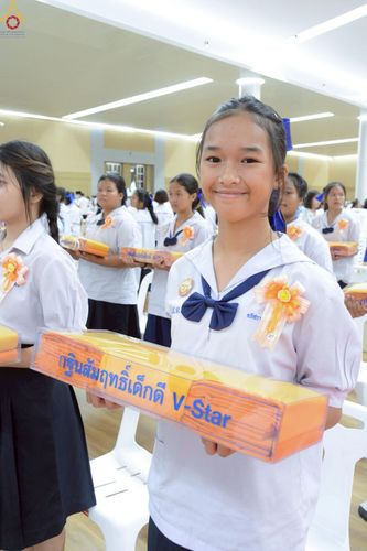 ภาพ No.246071:วันเสาร์ที่ 13 กันยายน พ.ศ. 2568 พิธีมอบผ้าไตรประธานกฐินสัมฤทธิ์เด็กดี V-Star ณ สภาธรรมกายสากล วัดพระธรรมกาย