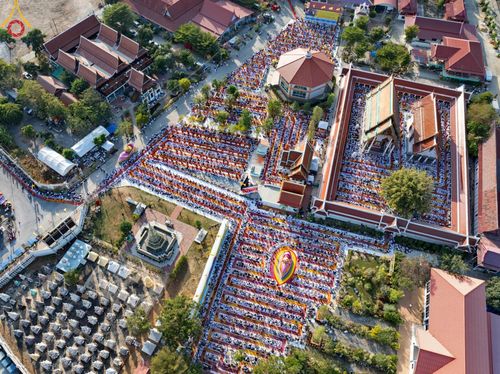 ภาพ No.193412:พิธีต้อนรับพระธรรมยาตรา ณ อนุสรณ์สถาน สถานที่เกิดในเพศสมณะ วัดสองพี่น้อง อำเภอสองพี่น้อง จังหวัดสุพรรณบุรี ในโครงการธรรมยาตรา กตัญญูบูชา มหาปูชนียาจารย์ พระมงคลเทพมุนี(สด จนฺทสโร) พระผู้ปราบมาร อนุสรณ์สถาน 7 แห่ง ปีที่ 13 วันที่ 11 มกราคม พ.ศ. 2568