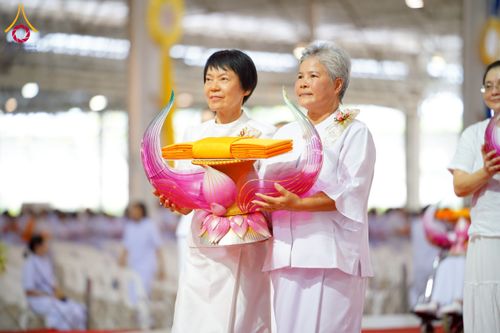 ภาพ No.215543:วันอาทิตย์ต้นเดือนที่ 6 เมษายน พ.ศ. 2568 ขบวนอัญเชิญผ้าป่าสมทบ มหาสังฆทาน 40,000 กว่าวัดทั่วประเทศ ณ สภาธรรมกายสากล วัดพระธรรมกาย