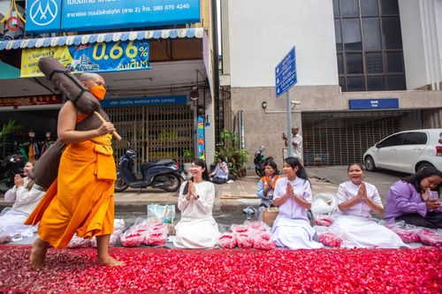 ภาพ No.128351:พิธีอัญเชิญพระบรมสารีริกธาตุ " ใจกลางเมืองนครหาดใหญ่ " เพื่อประดิษฐาน ณ มหารัตนเจดีย์สิริปทุมสวรรค์ (เจดีย์อริยพุทธะ 5 พระองค์) ศูนย์ปฏิบัติธรรมภาคใต้ อ.บางกล่ำ จ.สงขลา  วันที่ 9 มีนาคม พ.ศ.2567 (ชุดที่ 1)