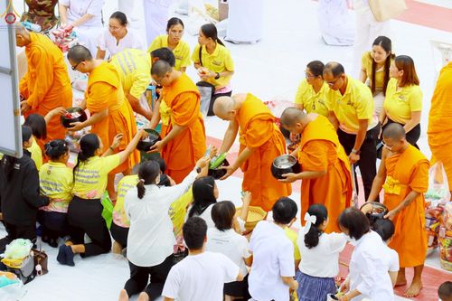 ภาพ No.242040:วันอาทิตย์ที่ 31 สิงหาคม พ.ศ. 2568 พิธีทำบุญแด่คณะสงฆ์ 122 รูป ฉลอง 121 ปี อำเภอคลองหลวง จ.ปทุมธานี เพื่อนำส่งช่วยเหลือคณะสงฆ์ 323 วัด 4 จังหวัดชายแดนภาคใต้ และช่วยเหลือประชาชนจากเหตุปะทะ แนวชายแดนไทย-กัมพูชา ณ บริเวณหน้าที่ว่าการอำเภอคลองหลวง 