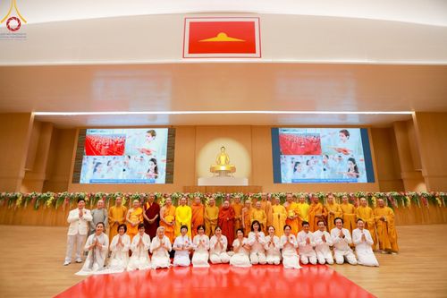 ภาพ No.60471:การต้อนรับพระสังฆาธิการ 10,000 กว่าวัดทั่วประเทศ พิธีมอบปัจจัยช่วยเหลือครู 4 จังหวัดชายแดนภาคใต้ พิธีปฏิบัติธรรม ในวันคุ้มครองโลก วันจันทร์ที่ 22 เมษายน พ.ศ.2567 ณ วัดพระธรรมกาย จ.ปทุมธานี