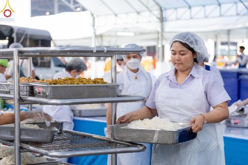 ภาพ No.58973:V.40 ภัตตาหารพระหมื่นวัด เราจัดให้ การปฏิบัติงานของเจ้าหน้าที่และอาสาสมัคร เพื่อรับบุญในการถวายภัตตาหาร แด่คณะสงฆ์ 10,000 กว่าวัดทั่วประเทศ ที่มาร่วมงานวันคุ้มครองโลก จันทร์ที่ 22 เมษายน พ.ศ. 2567 ณ วัดพระธรรมกาย