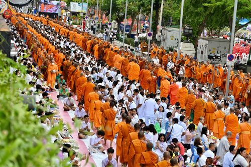 ภาพ No.126197:พิธีทำบุญเมืองนครราชสีมา ฉลอง 556 ปี ตักบาตรพระ 10,000 รูป ในวันเสาร์ที่ 2 มีนาคม พ.ศ.2567 ณ อนุสาวรีย์ท้าวสุรนารี จ.นครราชสีมา จัดโดย คณะสงฆ์จังหวัดนครราชสีมา ร่วมกับสำนักงานจังหวัดนครราชสีมา