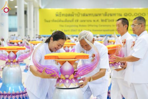 ภาพ No.134457:พิธีทอดผ้าป่าสมทบ มหาสังฆทาน 10,000 วัด ทั่วไทย วันอาทิตย์ต้นเดือนที่ 7 เมษายน พ.ศ.2567 ณ ห้องแก้วสารพัดนึก 1 สภาธรรมกายสากล  วัดพระธรรมกาย จ.ปทุมธานี