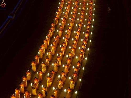 ภาพ No.224116:วันวิสาขบูชา วันอาทิตย์ที่ 11 พฤษภาคม พ.ศ. 2568 พิธีจุดวิสาขประทีป ,  พิธีเวียนประทักษิณรอบพระมหาธรรมกายเจดีย์ , พิธีฉลองชัยสวดมนต์บทธัมมจักกัปปวัตตนสูตร ครบ 7,357,000,000 จบ ณ มหารัตนวิหารคด วัดพระธรรมกาย