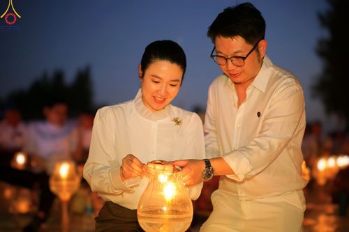 ภาพ No.192790:พิธีจุดประทีปถวายเป็นพุทธบูชา และบูชาธรรมมหาปูชนียาจารย์ ณ อนุสรณ์สถานคลองบางนางแท่น อ.สามพราน จ.นครปฐม ในโครงการธรรมยาตรา กตัญญูบูชา มหาปูชนียาจารย์ พระมงคลเทพมุนี(สด จนฺทสโร) พระผู้ปราบมาร อนุสรณ์สถาน 7 แห่ง ปีที่ 13 วันที่ 10 มกราคม พ.ศ. 2568