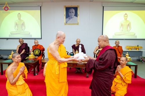 ภาพ No.325597:วันที่ 24 เมษายน พ.ศ.2569 หลวงพ่อทัตตชีโว รองเจ้าอาวาสวัดพระธรรมกาย ถวายการต้อนรับและปฏิสันถารคณะสงฆ์เมียนมาร์