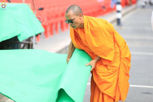 ภาพ No.280841:วันที่ 27 ธันวาคม พ.ศ.2568 คณะสงฆ์และเจ้าหน้าที่ทุกสังกัด ช่วยกันเตรียมงานตักบาตรพระ 1,000 รูป จ.สตูล