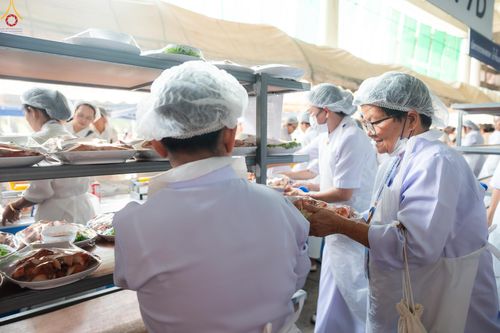 ภาพ No.325744:วันที่ 22 เมษายน พ.ศ.2569(วันคุ้มครองโลก) งานถวายมหาสังฆทาน 40,000 กว่าวัดทั่วประเทศ เจ้าหน้าที่ สาธุชน ร่วมใจจัดเตรียมภัตตาหารเพล (ชุด 2)