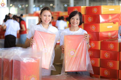 ภาพ No.322000:วันที่ 12 -13 เมษายน พ.ศ.2569 การเตรียมกล่องไทยธรรม + การขนย้ายเก้าอี้ เพื่องานถวายมหาสังฆทาน 40,000 กว่าวัดทั่วประเทศ วันคุ้มครองโลก 22 เมษายน พ.ศ.2569 วัดพระธรรมกาย