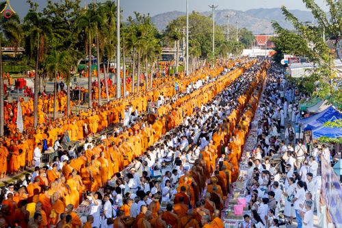 ภาพ No.282697:วันเสาร์ที่ 20 ธันวาคม พ.ศ.2568 พิธีตักบาตรพระ 10,000 รูป (ชุด 2) เนื่องในโอกาส 194 ปี จังหวัดกาญจนบุรี และอุทิศส่วนกุศลให้แด่บรรพชนทั้งหลาย บริเวณถนนสองแคว (Skywalk) เมืองกาญจนบุรี