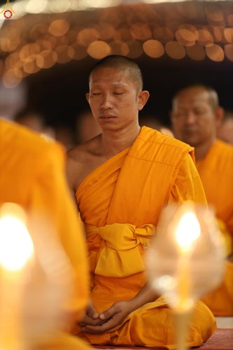 ภาพ No.290193:วันที่ 6 มกราคม พ.ศ. 2569 พิธีจุดประทีปถวายเป็นพุทธบูชา และบูชาธรรมมหาปูชนียาจารย์ (ภาพชุดที่ 2) ณ อนุสรณ์สถานมหาวิหารพระมงคลเทพมุนี (โลตัสแลนด์) อ.สองพี่น้อง จ.สุพรรณบุรี ในโครงการธรรมยาตรา กตัญญูบูชา มหาปูชนียาจารย์ พระมงคลเทพมุนี(สด จนฺทสโร) พระผู้ปรา