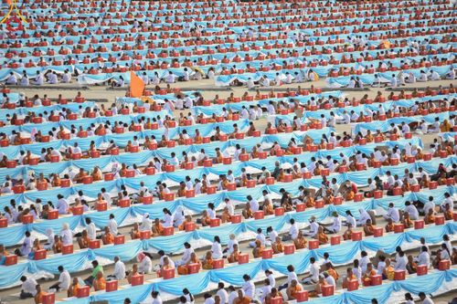 ภาพ No.221650:วันอังคารที่ 22 เมษายน พ.ศ. 2568 ภาพพิธีถวายมหาสังฆทานคณะสงฆ์ 40,000 กว่าวัดทั่วประเทศ เนื่องในวันคุ้มครองโลก ชุดที่ 2 (ปลื้มให้สมการรอคอย) ณ ลานธรรมพระมหาธรรมกายเจดีย์ วัดพระธรรมกาย