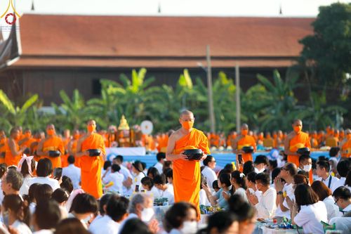 ภาพ No.112791:พิธีตักบาตรพระธรรมยาตราฯ ณ วัดสองพี่น้อง จ.สุพรรณบุรี วันที่ 15 มกราคม พ.ศ. 2567