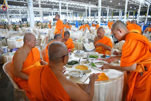 ภาพ No.146180:วันมหารำลึก ครั้งที่ 34 พิธีร่วมรำลึกถึงนักสร้างบารมีที่ล่วงลับไปแล้ว , พิธีสวดพระพุทธมนต์ ณ ห้องแก้วสารพัดนึก 1 วัดพระธรรมกาย วันเสาร์ที่ 27 กรกฎาคม พ.ศ. 2567