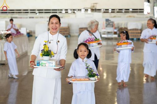 ภาพ No.136654:พิธีตักบาตร พิธีบูชาข้าวพระ ในวันอาทิตย์ต้นเดือนที่ 5 พฤษภาคม พ.ศ. 2567 ณ วัดพระธรรมกาย จ.ปทุมธานี