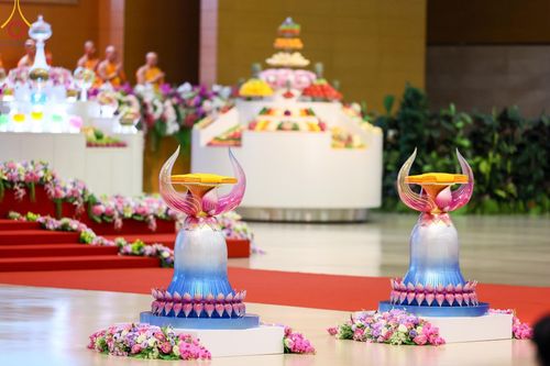 ภาพ No.177666:พิธีตักบาตรและพิธีบูชาข้าวพระ ในวันอาทิตย์ต้นเดือนที่ 1 ธันวาคม พ.ศ. 2567 ณ สภาธรรมกายสากล วัดพระธรรมกาย