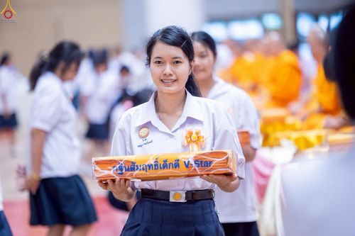 ภาพ No.246007:วันเสาร์ที่ 13 กันยายน พ.ศ. 2568 พิธีมอบผ้าไตรประธานกฐินสัมฤทธิ์เด็กดี V-Star ณ สภาธรรมกายสากล วัดพระธรรมกาย