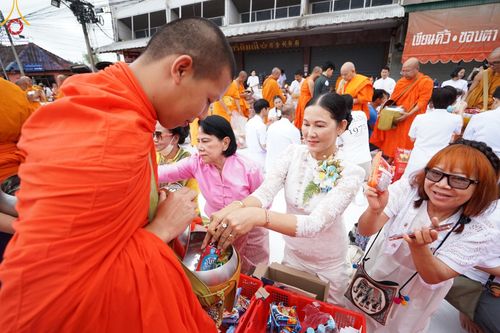 ภาพ No.146331:ตักบาตรพระ 1,384 รูป ทำบุญเมืองฝางครบรอบ 1,383 ปี ถวายเป็นพระราชกุศลแด่พระบาทสมเด็จพระเจ้าอยู่หัว เนื่องในโอกาสพระราชพิธีมหามงคล เฉลิมพระชนมพรรษา 6 รอบ 72 พรรษา วันเสาร์ที่ 27 กรกฎาคม พ.ศ.2567  ณ ถนนหน้าที่ว่าการอำเภอฝาง จ.เชียงใหม่