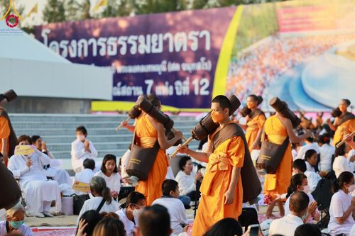 ภาพ No.107951:พิธีต้อนรับพระธรรมยาตรา ในโครงการธรรมยาตรากตัญญูบูชา มหาปูชนียาจารย์ พระมงคลเทพมุนี(สด จนฺทสโร) พระผู้ปราบมาร อนุสรณ์สถาน 7 แห่ง ปีที่ 12 วันที่ 7 มกราคม พ.ศ. 2567 ณ อนุสรณ์สถานคลองบางนางแท่น  อ.สามพราน จ.นครปฐม