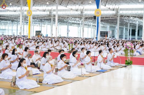 ภาพ No.89531:พิธีตักบาตร ข้าวสารอาหารแห้ง พิธีบูชาข้าวพระ และพิธีจุดเทียนใจ ไฟนิรันดร์  อนันตชัย ณ สภาธรรมกายสากล วัดพระธรรมกาย วันอาทิตย์ที่ 1 ตุลาคม พ.ศ. 2566