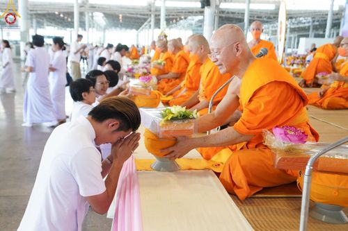 ภาพ No.131680:พิธีร่วมบุญบรรพชาสามเณร 5,000 รูป ณ บ้านแก้วเรือนทองคุณยาย สภาธรรมกายสากล วัดพระธรรมกาย วันเสาร์ที่ 23 มีนาคม พ.ศ. 2567